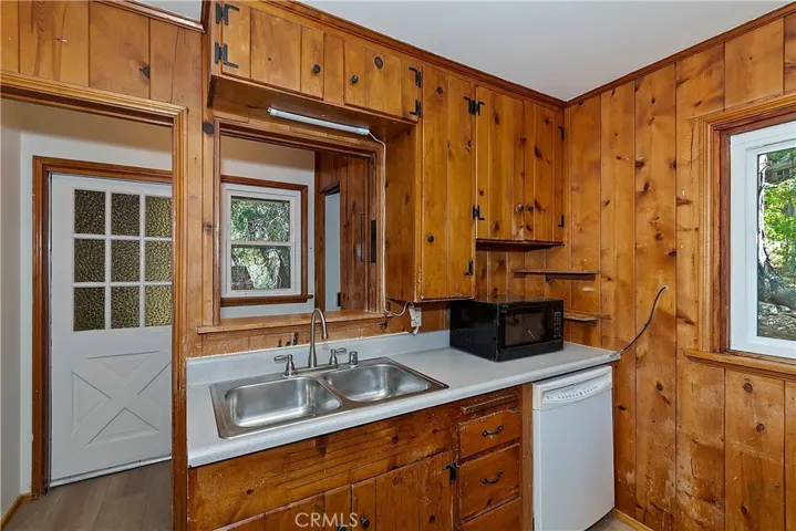 912 Berne, Crestline, California 92325