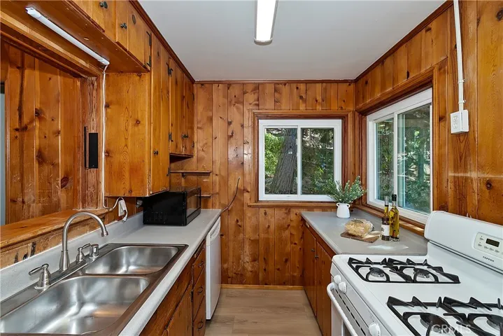 912 Berne, Crestline, California 92325