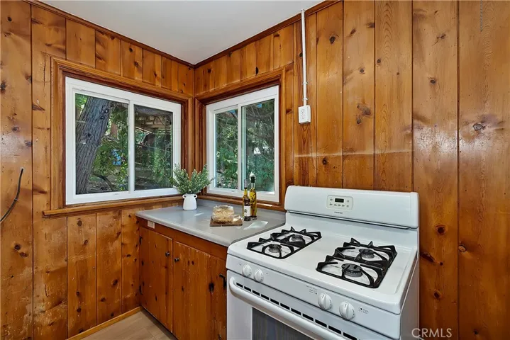 912 Berne, Crestline, California 92325