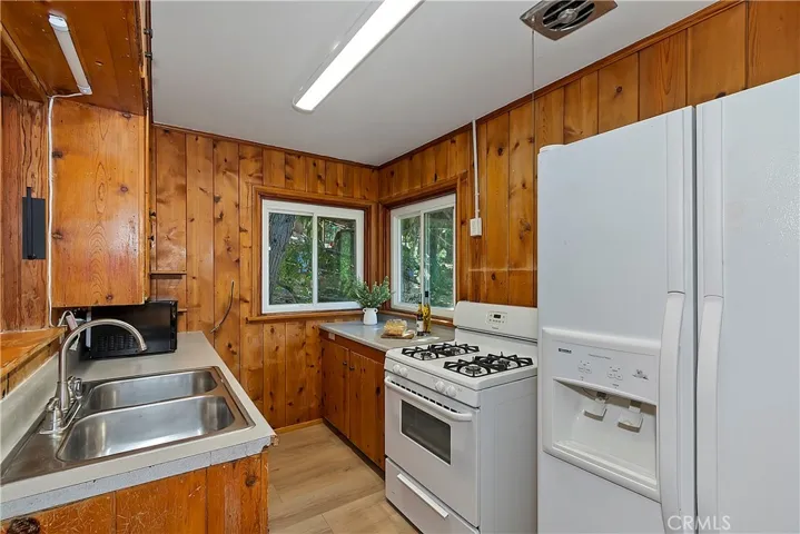 912 Berne, Crestline, California 92325