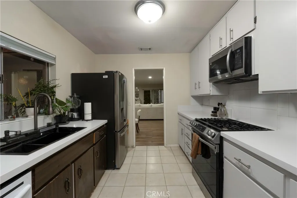 5680 Falling Leaf, Jurupa Valley, California 92509 home-pic-12