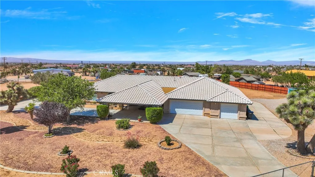 7330 Smoke Tree Road, Phelan, California 92371 home-pic-45