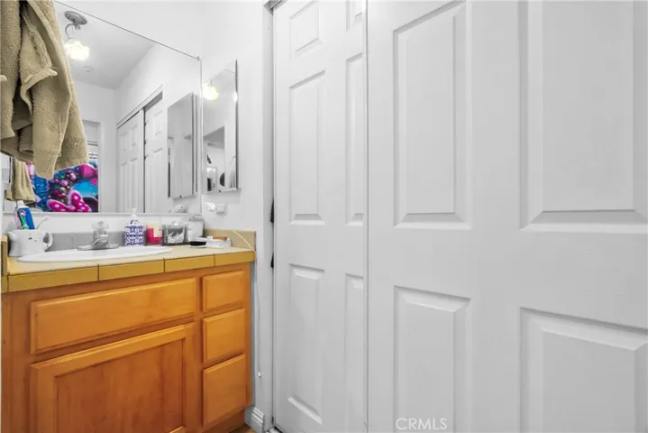 Unit B - Bathroom
