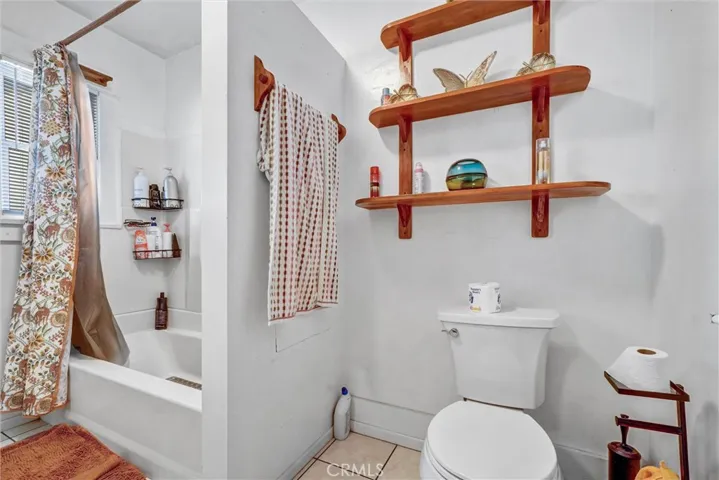 Unit B - Bathroom
