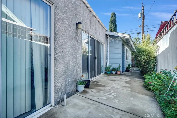 Unit B - side yard & entrance