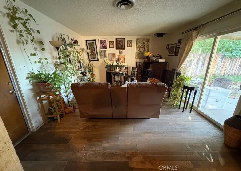 3095 W Bellaire, Fresno, California 93722 home-pic-2