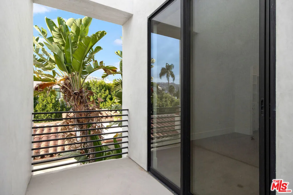 444 N Laurel Avenue, Los Angeles, California 90048 home-pic-37