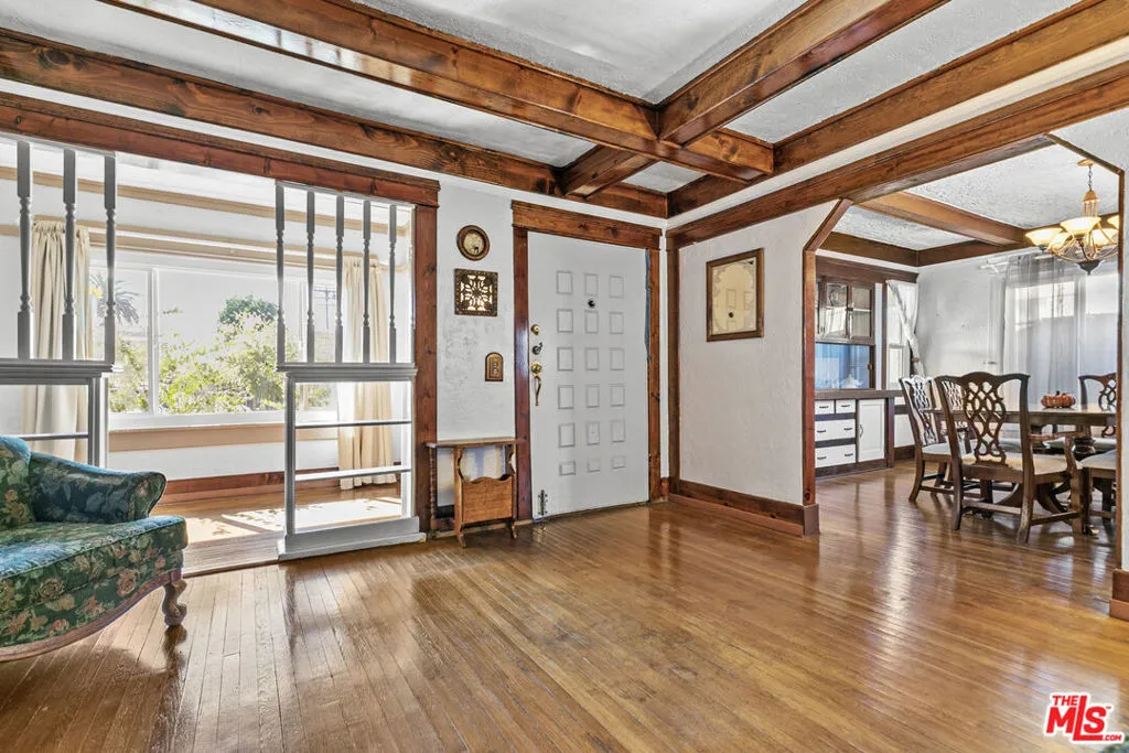 945 W 54th Street, Los Angeles, California 90037 home-pic-4