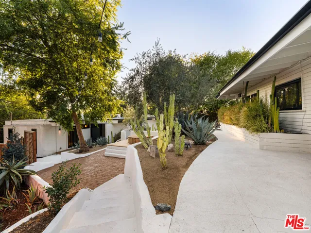 176 Jaxine Drive, Altadena, California 91001
