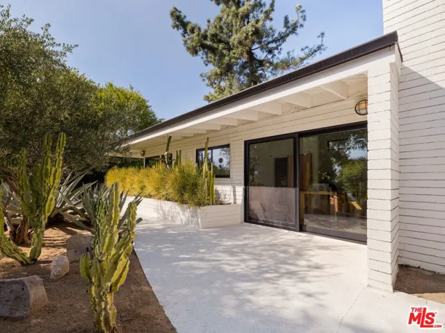 176 Jaxine Drive, Altadena, California 91001