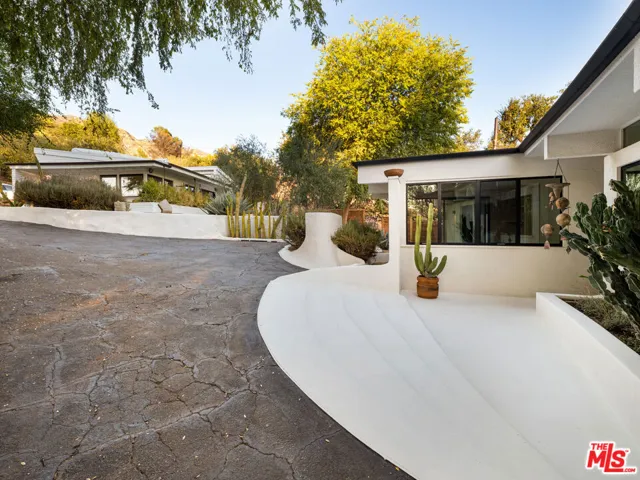 176 Jaxine Drive, Altadena, California 91001