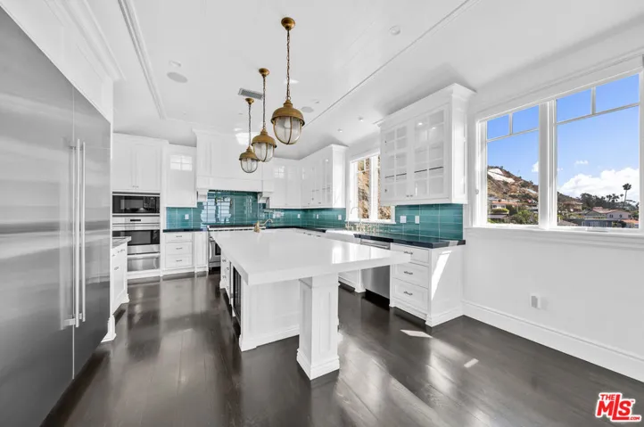 17819 Castellammare Drive, Pacific Palisades, California 90272