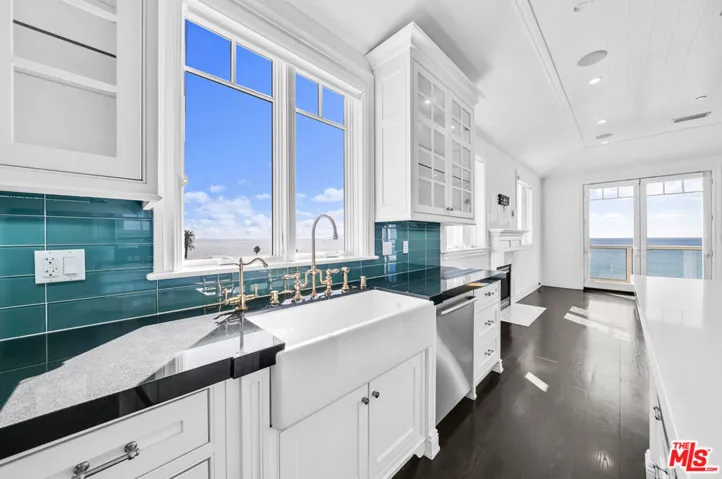 17819 Castellammare Drive, Pacific Palisades, California 90272