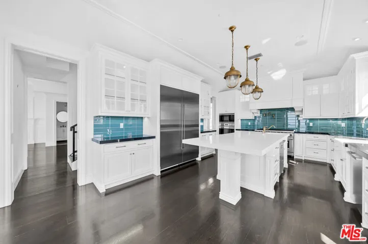 17819 Castellammare Drive, Pacific Palisades, California 90272