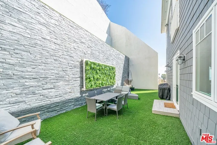 17819 Castellammare Drive, Pacific Palisades, California 90272