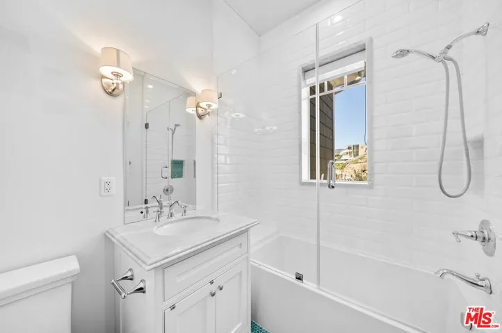 17819 Castellammare Drive, Pacific Palisades, California 90272