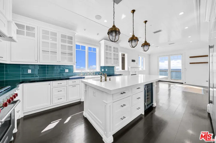 17819 Castellammare Drive, Pacific Palisades, California 90272
