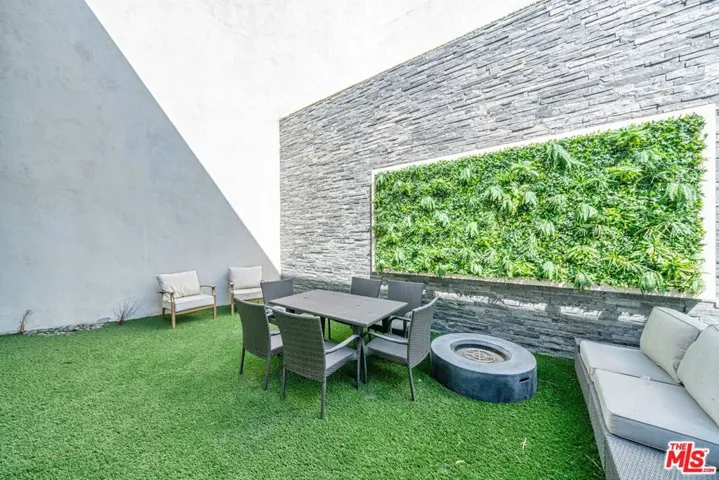17819 Castellammare Drive, Pacific Palisades, California 90272