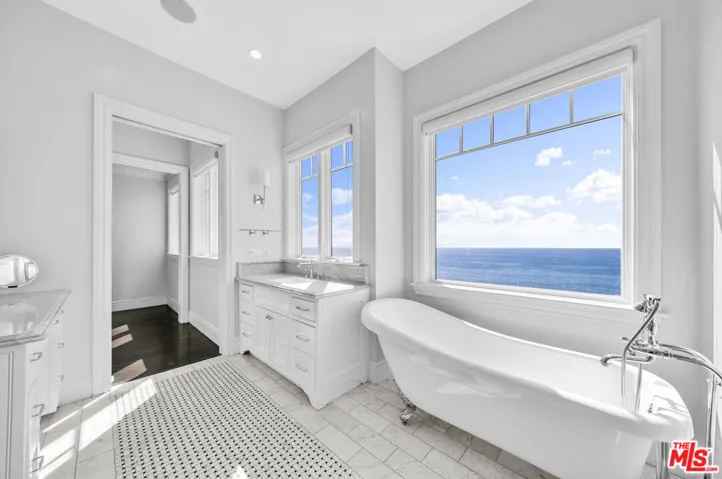 17819 Castellammare Drive, Pacific Palisades, California 90272
