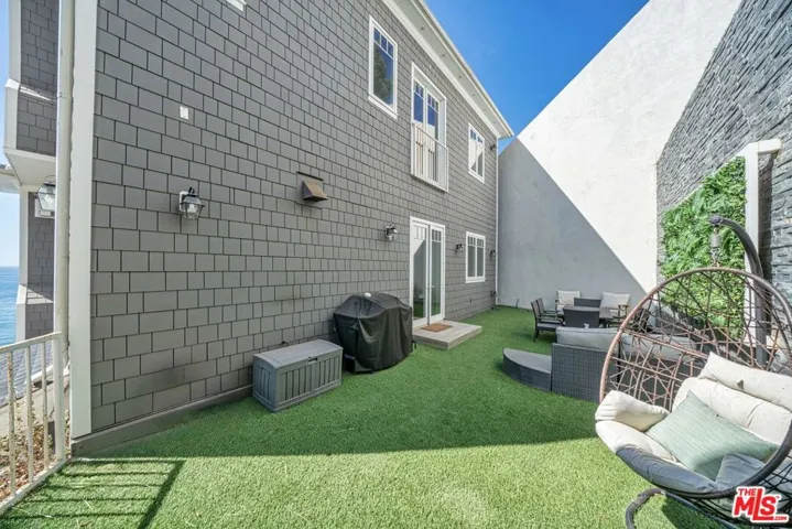 17819 Castellammare Drive, Pacific Palisades, California 90272