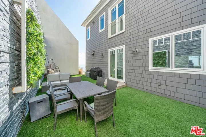 17819 Castellammare Drive, Pacific Palisades, California 90272