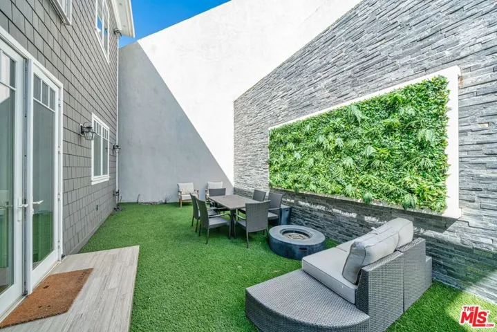 17819 Castellammare Drive, Pacific Palisades, California 90272
