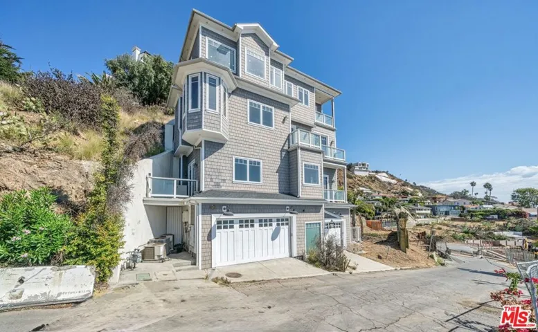 17819 Castellammare Drive, Pacific Palisades, California 90272