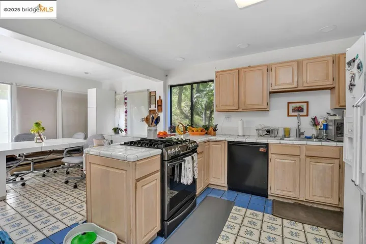 7141 Homewood Dr, Oakland, California 94611