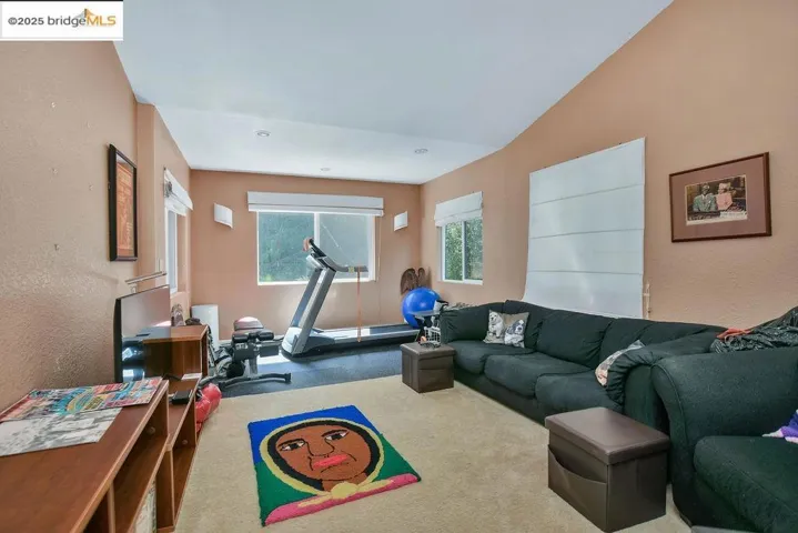 7141 Homewood Dr, Oakland, California 94611