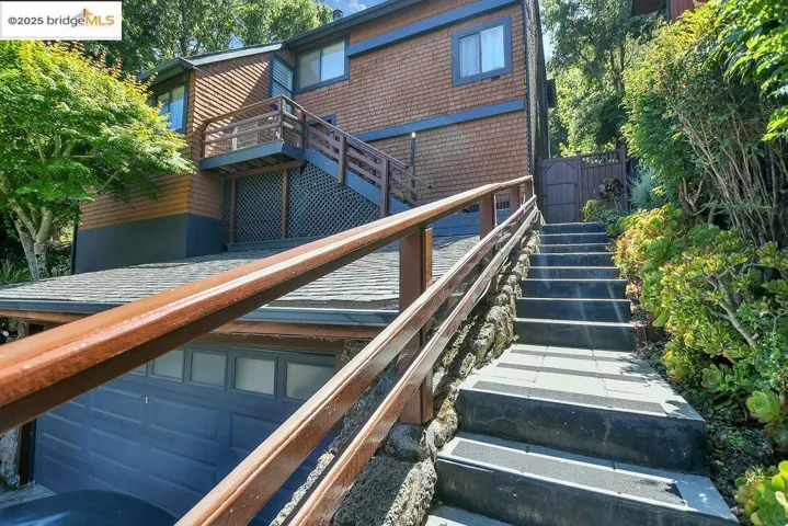 7141 Homewood Dr, Oakland, California 94611