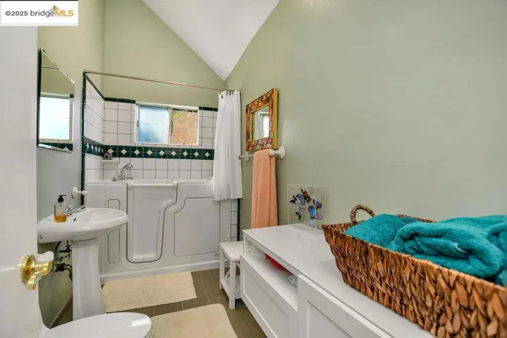 7141 Homewood Dr, Oakland, California 94611