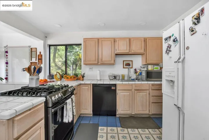 7141 Homewood Dr, Oakland, California 94611