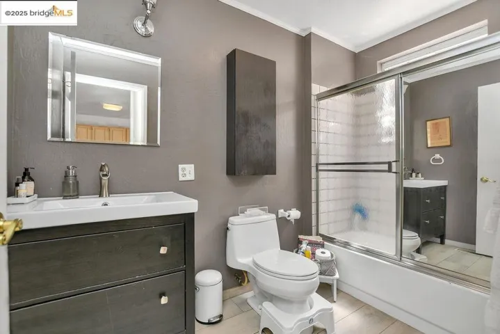 7141 Homewood Dr, Oakland, California 94611