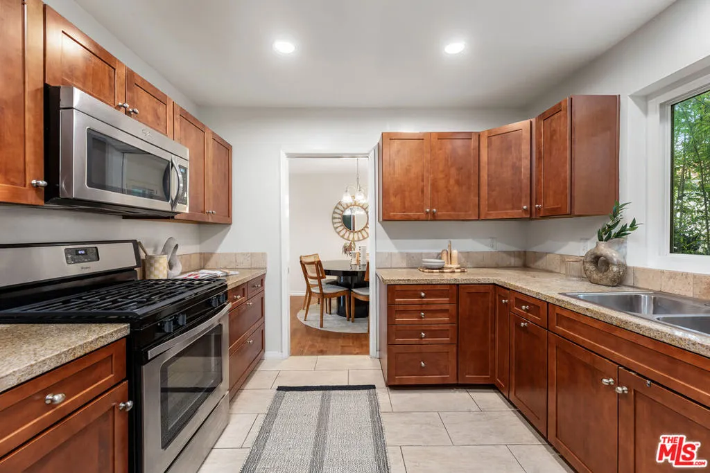 4353 Colfax Avenue 27, Studio City, California 91604 home-pic-13