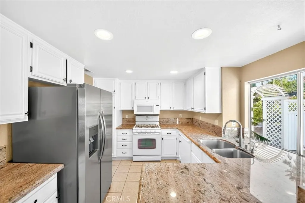 22136 Woodcreek Lane, Wildomar, California 92595 home-pic-14