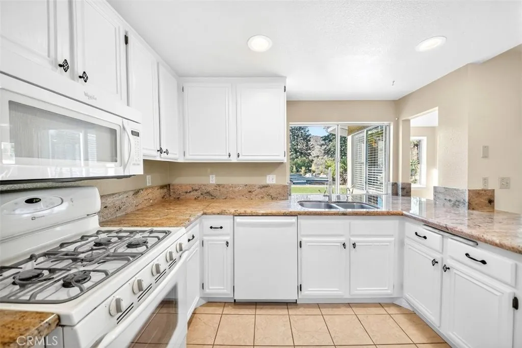 22136 Woodcreek Lane, Wildomar, California 92595 home-pic-15