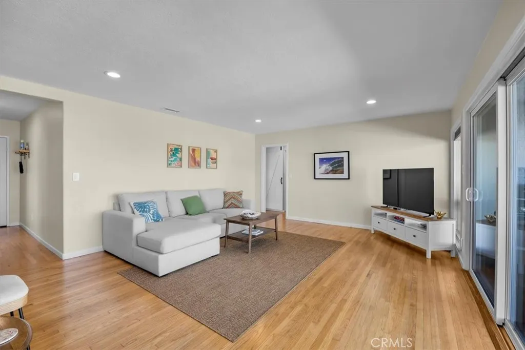 2407 Ripley Avenue, Redondo Beach, California 90278 home-pic-2