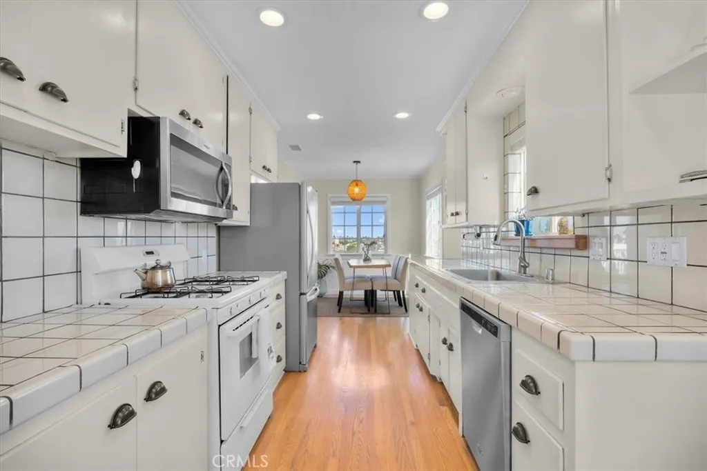 2407 Ripley Avenue, Redondo Beach, California 90278 home-pic-6