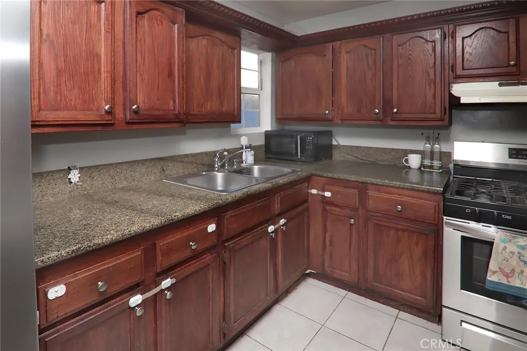 3880 Fox Tail, Jurupa Valley, California 92509 home-pic-6