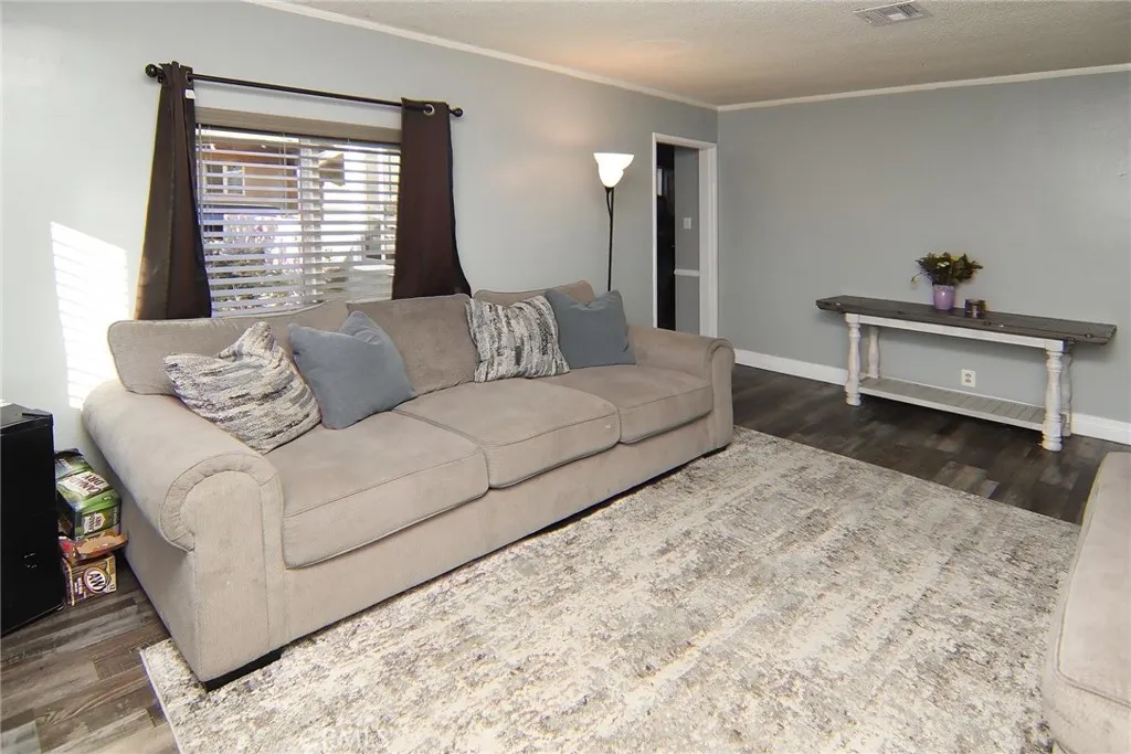 3880 Fox Tail, Jurupa Valley, California 92509 home-pic-3