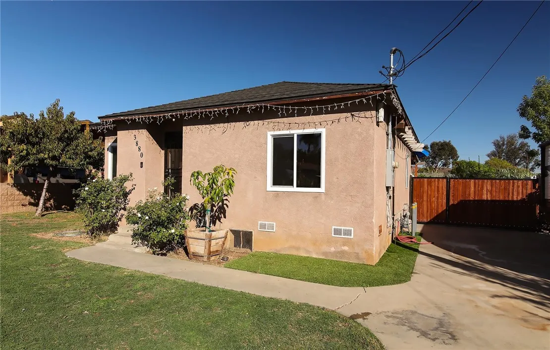 3880 Fox Tail, Jurupa Valley, California 92509 home-pic-2