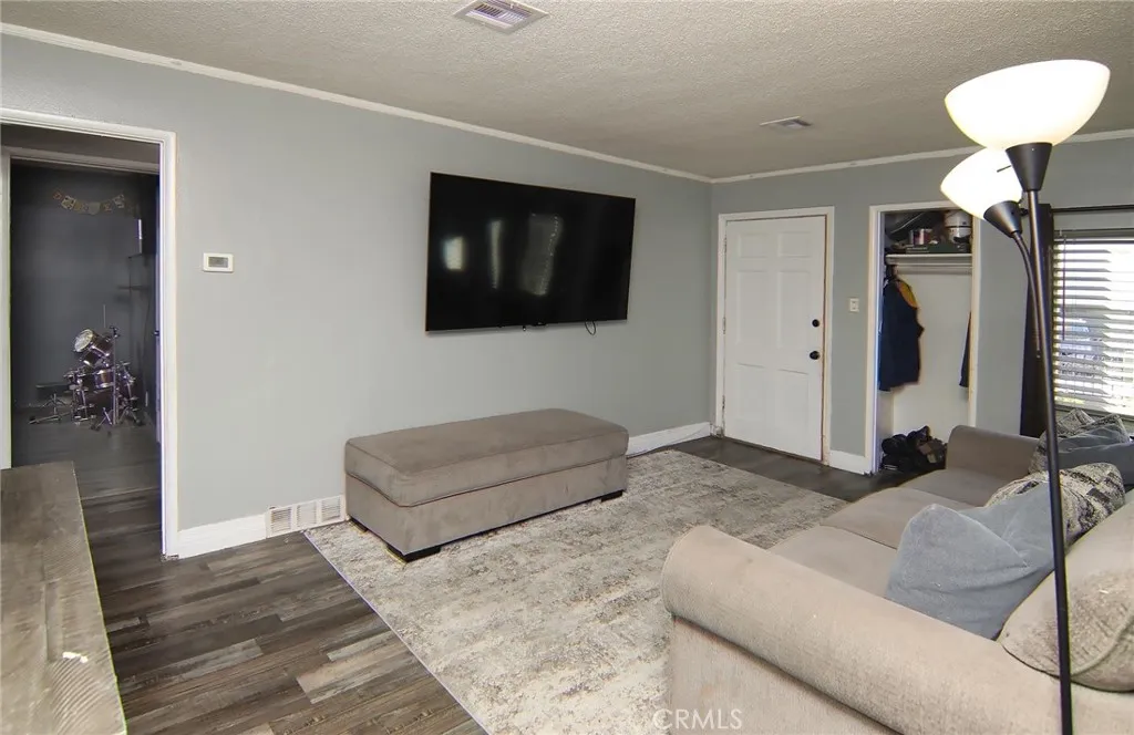 3880 Fox Tail, Jurupa Valley, California 92509 home-pic-5