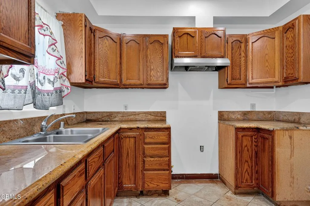 400 N Hayes Avenue, Oxnard, California 93030 home-pic-12