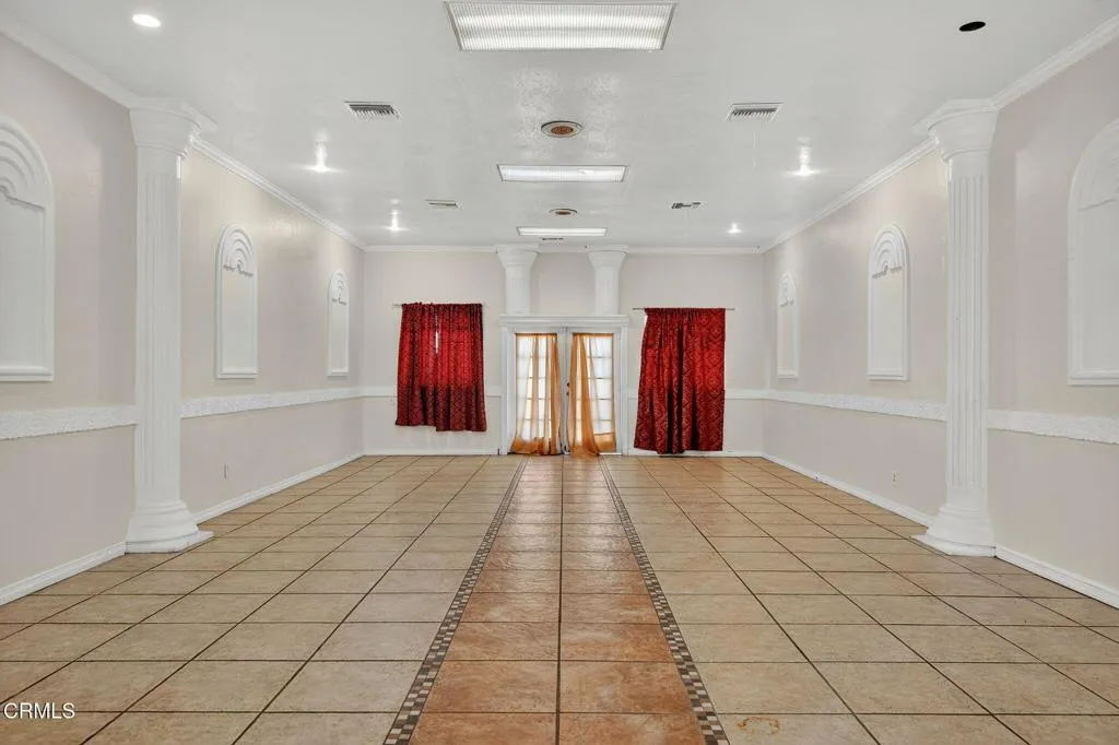 400 N Hayes Avenue, Oxnard, California 93030 home-pic-1