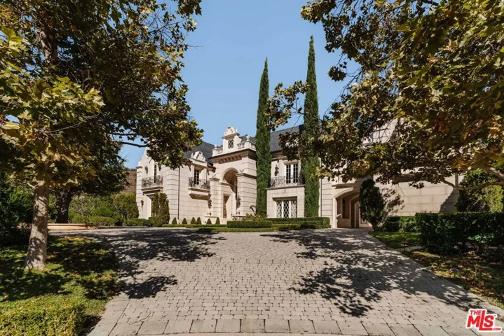 Driveway to Grand Motorcourt