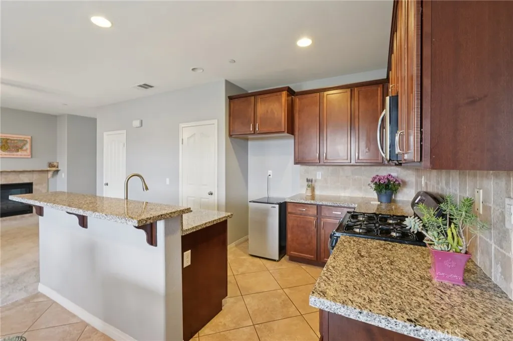 18335 Damiana, Fontana, California 92407 home-pic-6