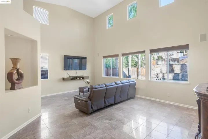 Living room with a towering ceiling
