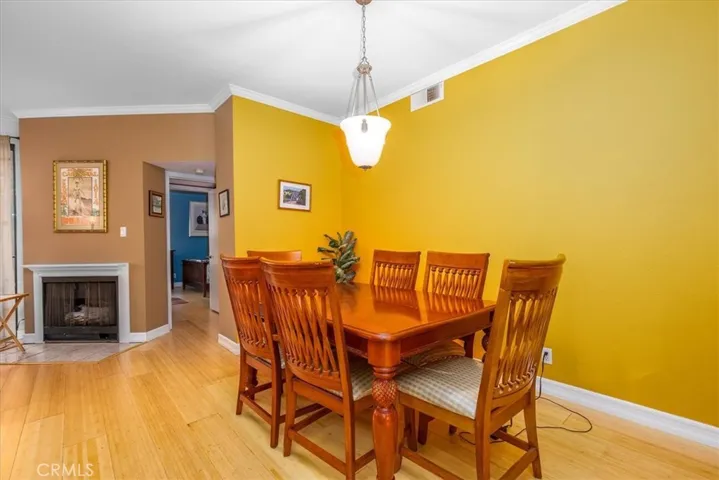 3913 N Virginia Road 203, Long Beach, California 90807
