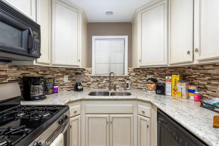 3913 N Virginia Road 203, Long Beach, California 90807