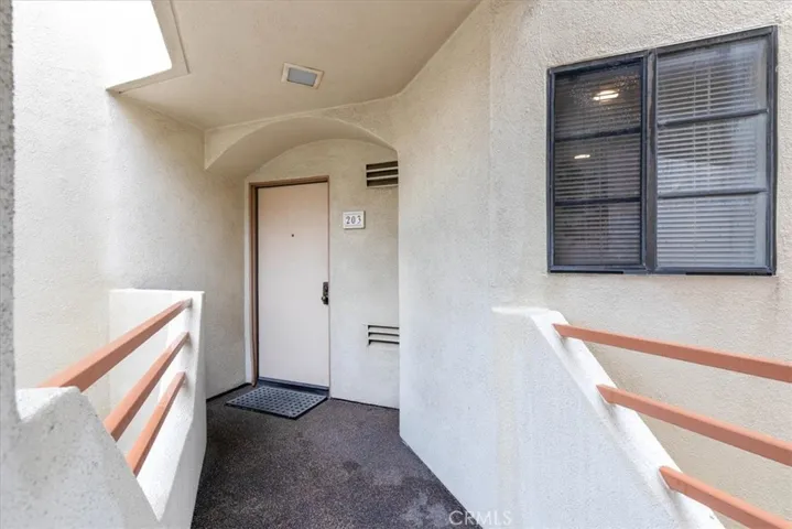 3913 N Virginia Road 203, Long Beach, California 90807